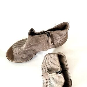 Tom’s booties Size 7